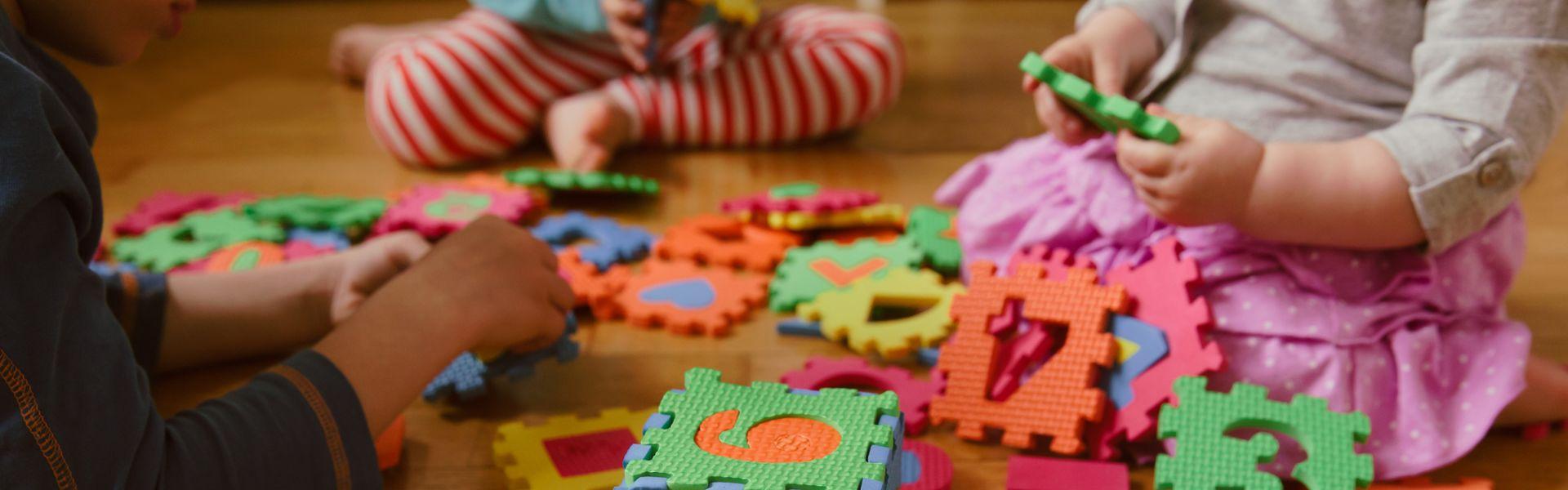 Dzieci układające puzzle