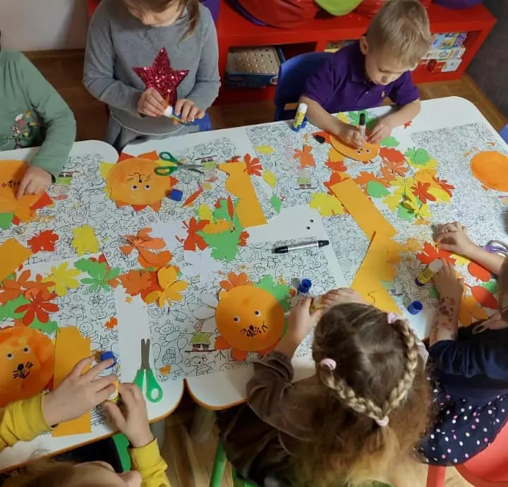 Przedszkolanka prowadząca zajęcia dla dzieci